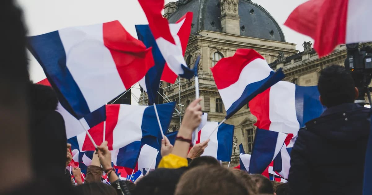Gens dans la rue brandissant des drapeaux français - Photo de Alice Triquet