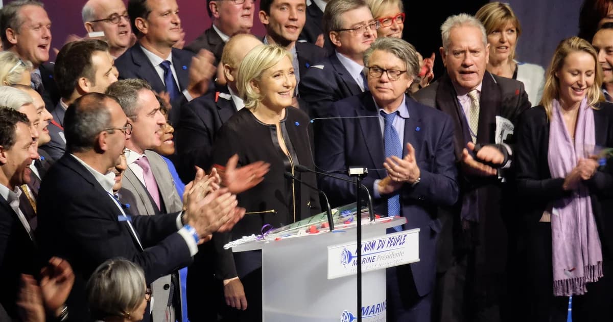 Marine Lepen entouré de ses cadres lors de la présidentielle de 2017
